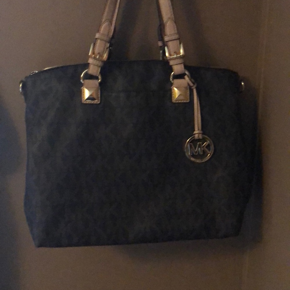 Michael Kors Pocket Book